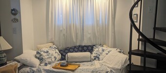 Cozy Carriage House walking distance to OU/ Court Sleeps 4