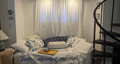 Cozy Carriage House walking distance to OU/ Court Sleeps 4