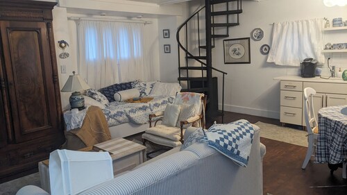 Cozy Carriage House walking distance to OU/ Court Sleeps 4