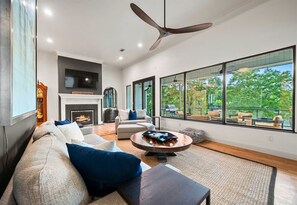 Smart TV, fireplace