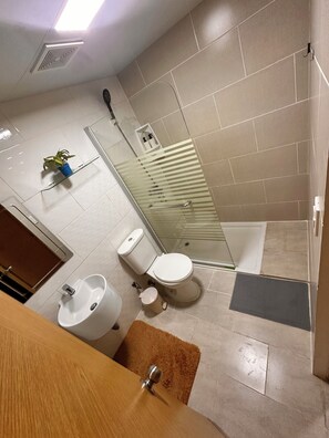 Haartrockner, Handtücher, Seife, Toilettenpapier