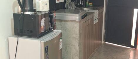 冷蔵庫、電子レンジ、コンロ、電気ポット