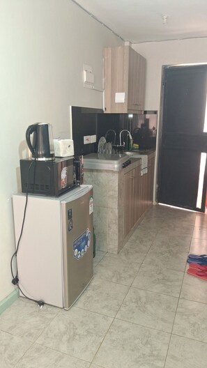 Fridge, microwave, stovetop, electric kettle