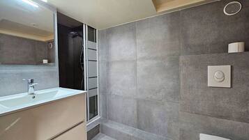 SĂšche-cheveux, serviettes fournies, savon, papier toilette