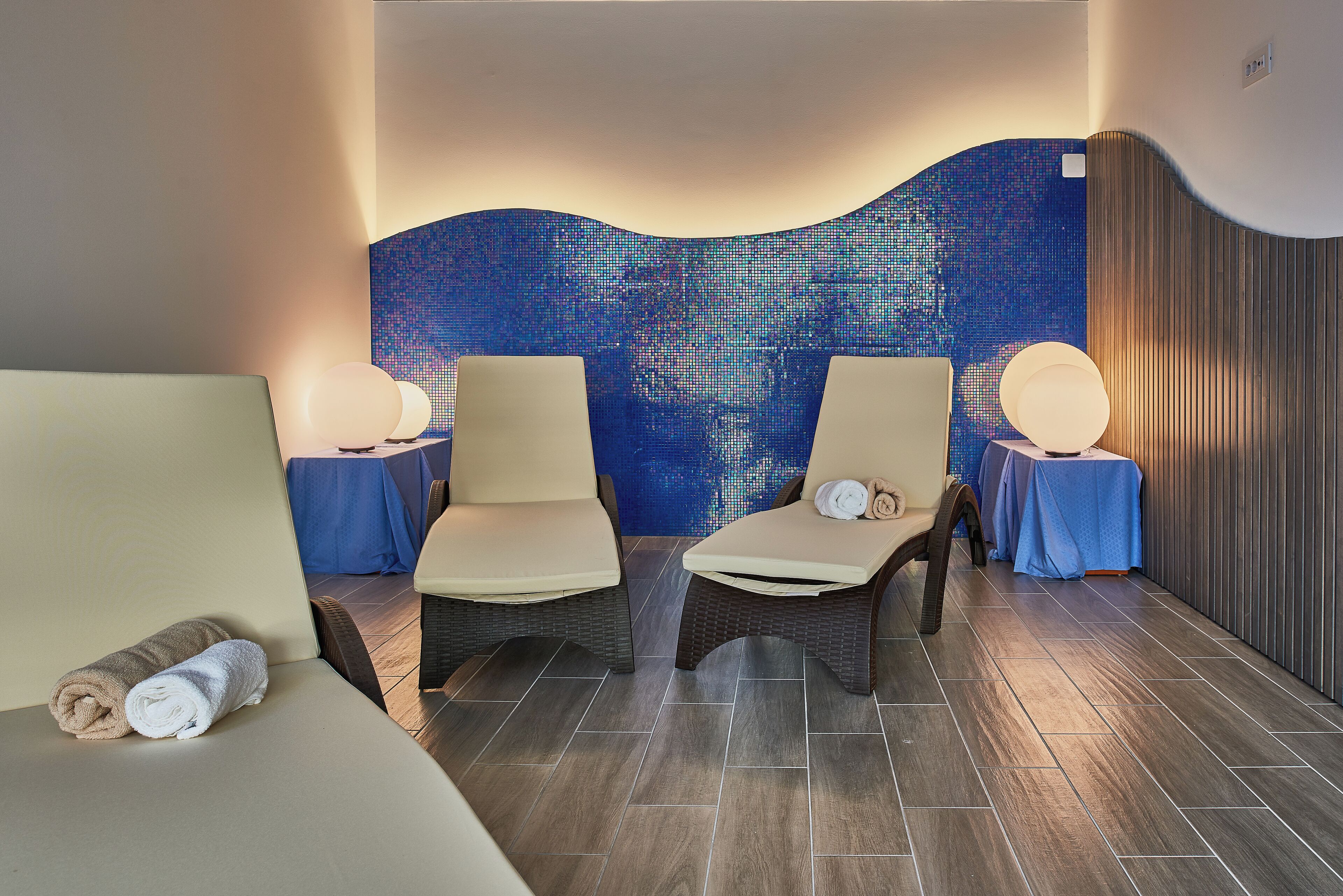 Sauna, hot tub, steam room, 1 treatment room