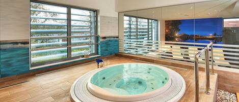 Bastu, bubbelpool, Ängbastu och 1 behandlingsrum