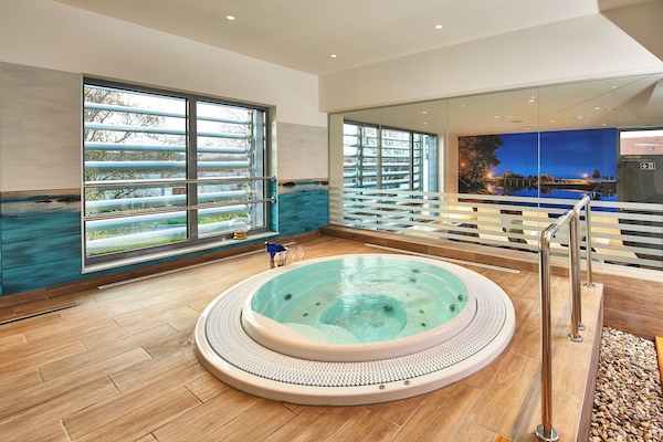 Sauna, hot tub, steam room, 1 treatment room