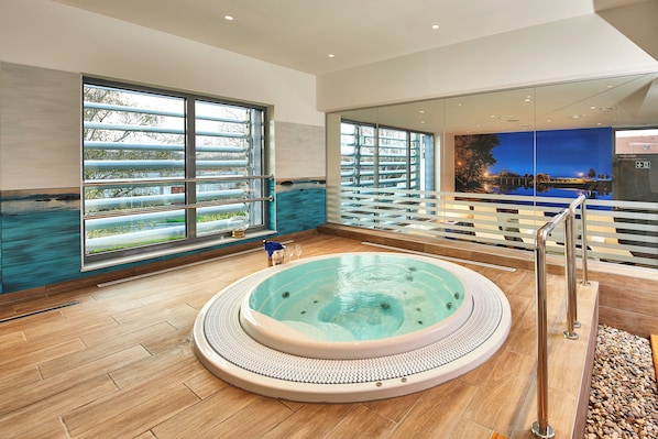 Sauna seca, banheira de hidromassagem, sauna a vapor