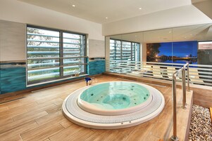 Sauna, bañera de hidromasaje, baño turco, 1 sala de tratamientos 