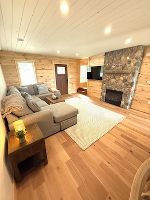 Smart TV, fireplace - Luxury Beachfront Villa on Cleveland Beach 71 (Hubbards)