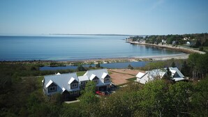 Una zona residencial costera con casas, una playa y un lago.
