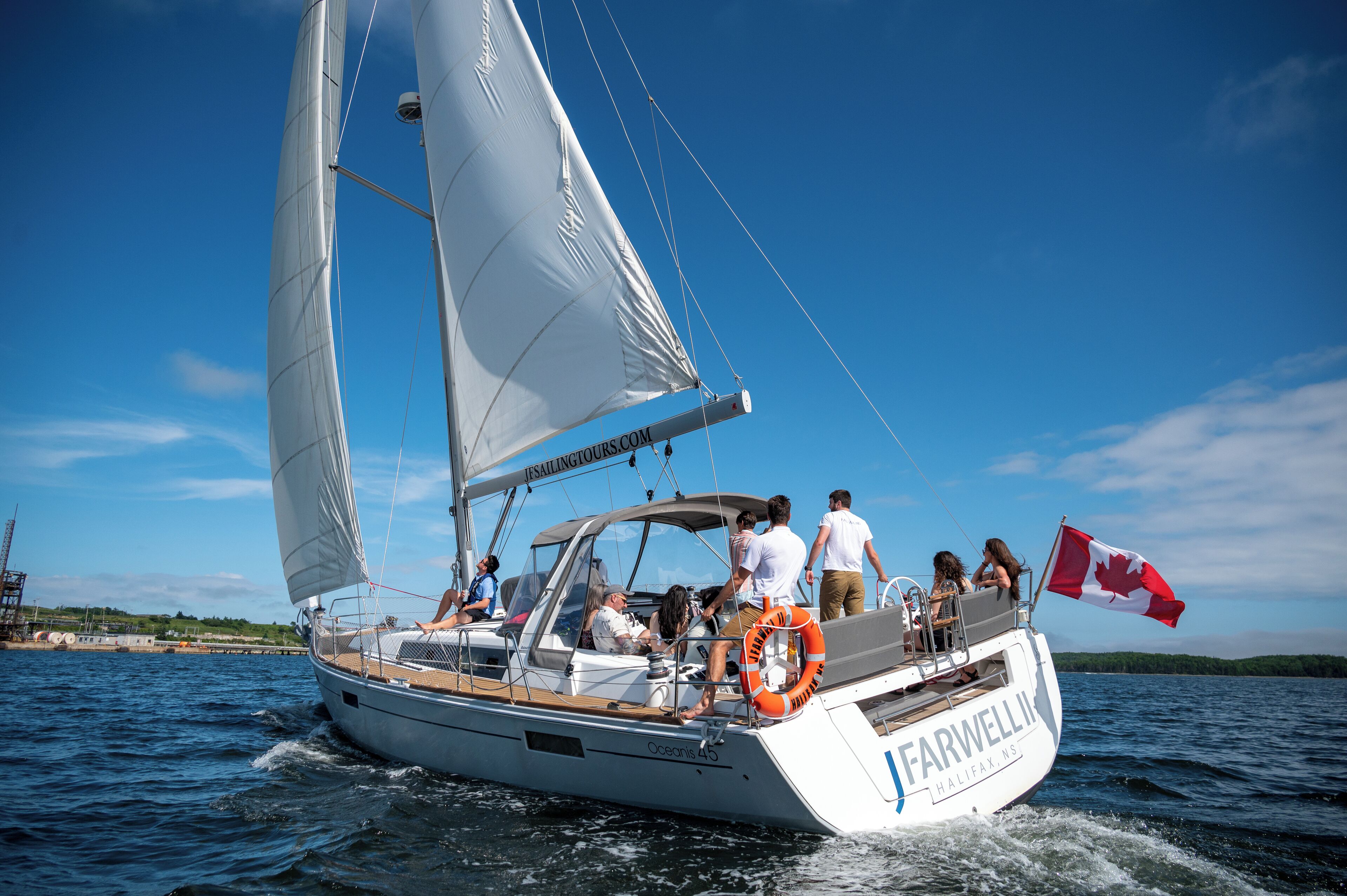 Un voilier nommé « Farwell » emmène des passagers qui profitent de la vue.