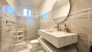 Een douche, een haardroger, handdoeken, zeep