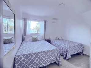 2 quartos, ferros/tábuas de passar roupa, roupa de cama