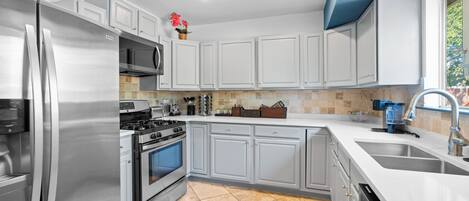 Refrigerador, microondas, horno, placa de cocina