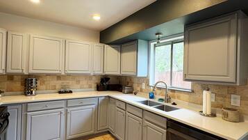 Réfrigérateur, four à micro-ondes, un four, surface de cuisson