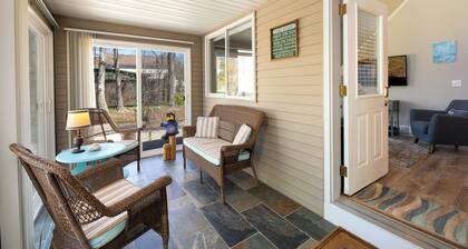 Exceptional 3-bedroom house walking to beach & Glen Arbor, with AC & WIFI