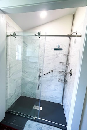 Douche, séchoir à cheveux, serviettes fournies, savon
