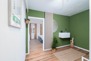 3 bedrooms, travel crib, free WiFi, bed sheets