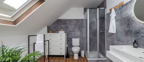 Douche, séchoir à cheveux, serviettes fournies, savon