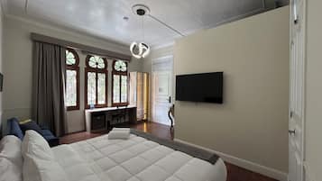 Comfort Suite, City View | Desk, laptop workspace, free WiFi