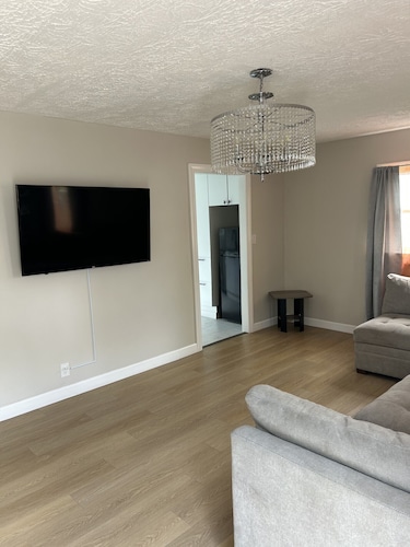 Charming 2-bedroom house with WiFi and AC in enjoyable Dayton