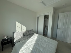 3 habitaciones, caja de seguridad en la habitación y escritorio