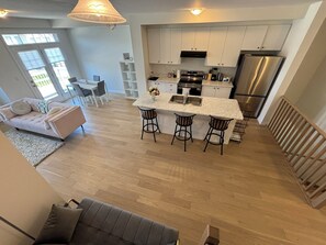 Smart TV, video games, books - Modern & Stylish Cozy Home / Balcony, Wifi – 15 min from Hamilton (Caledonia)