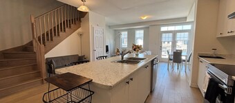 Modern & Stylish Cozy Home / Balcony, Wifi – 15 min from Hamilton