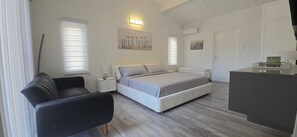 3 chambres, coffres-forts dans les chambres, fer et planche à repasser