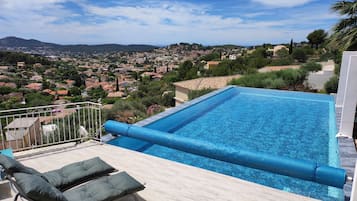 Piscina all'aperto, una piscina riscaldata
