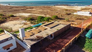A modern building with a flat roof, a swimming pool, and a view of the ocean. - Santa Maria Inn (Sao Miguel do Gostoso)