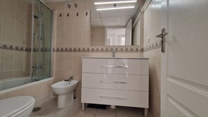 Secador de pelo, bidet, toallas, papel higiénico