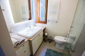 Dusche, Haartrockner, Handtücher, Seife