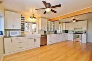 Mikrowelle, Ofen, Herdplatte, Geschirrspüler