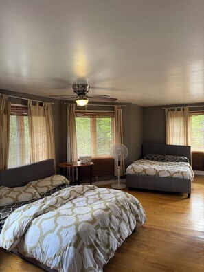 4 bedrooms, iron/ironing board, WiFi, bed sheets