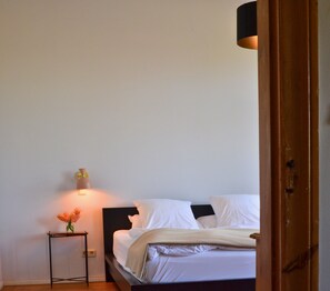 2 bedrooms, travel crib, free WiFi, bed sheets - 3-bed room in the Gasthaus am Finowkanal (former school from 1875). (Wandlitz)
