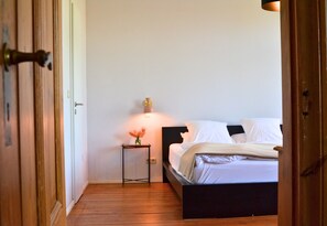 2 bedrooms, travel crib, free WiFi, bed sheets - 3-bed room in the Gasthaus am Finowkanal (former school from 1875). (Wandlitz)
