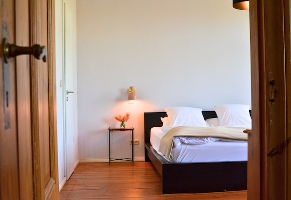 2 bedrooms, travel crib, free WiFi, bed sheets