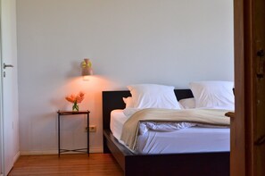2 bedrooms, travel crib, free WiFi, bed sheets - 3-bed room in the Gasthaus am Finowkanal (former school from 1875). (Wandlitz)