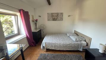 4 chambres, fer et planche à repasser, Wi-Fi, draps fournis