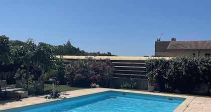 Belle maison Ă  Vallence, avec grande piscine et climatisation de l espace nuit