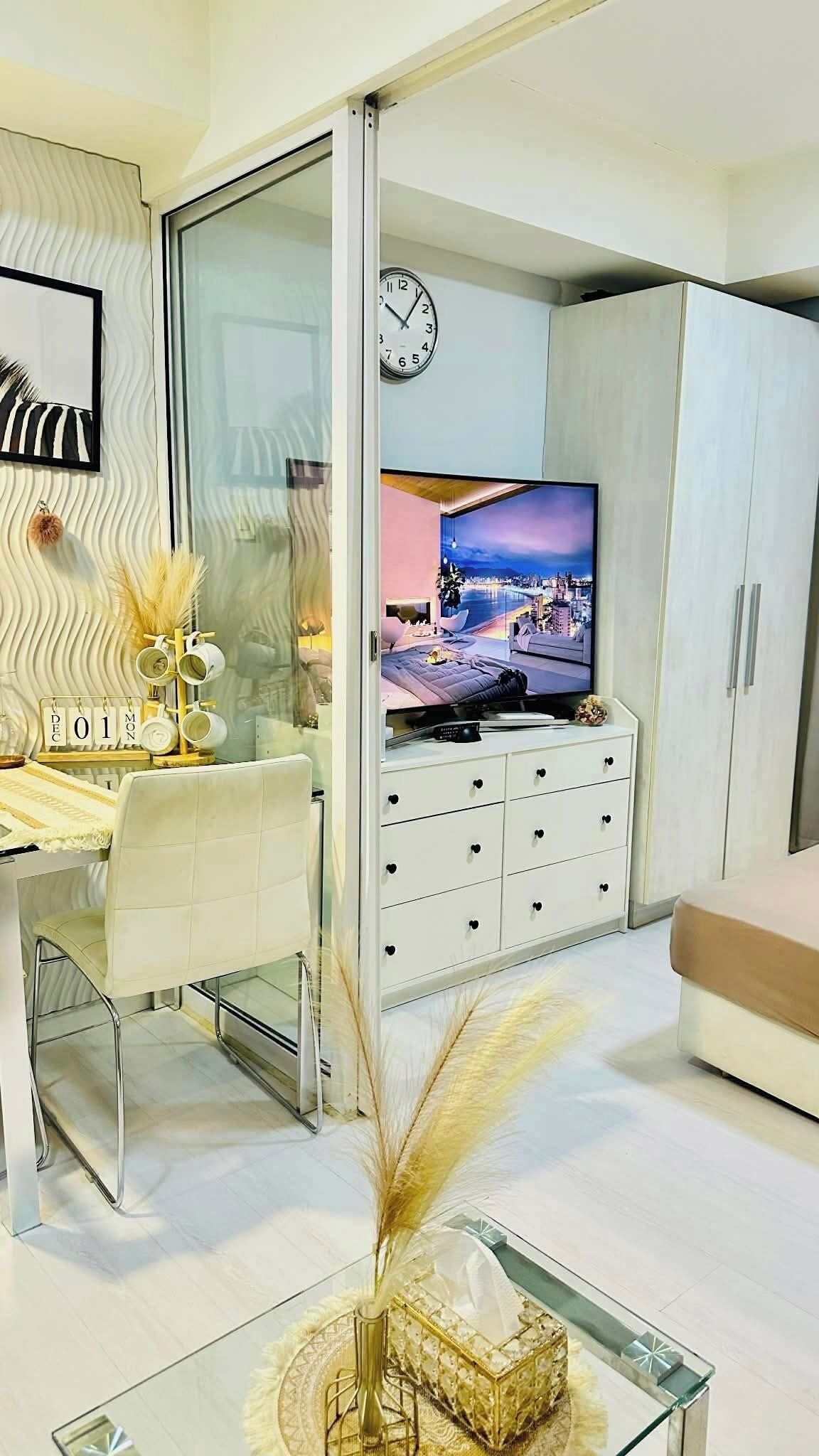 1 quarto, escrivaninha, espaço de trabalho para notebook