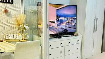 1 quarto, escrivaninha, espaço de trabalho para notebook