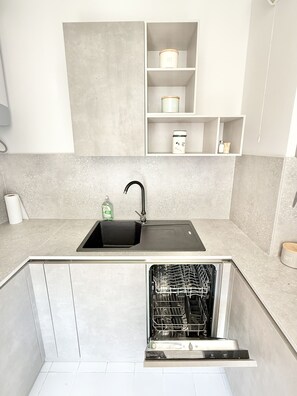 Kühlschrank, Mikrowelle, Herdplatte, Geschirrspüler