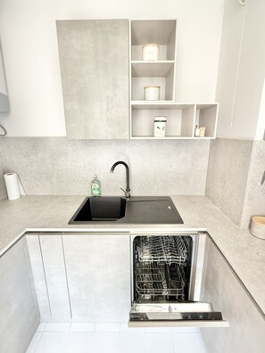 Refrigerador, microondas, placa de cocina, lavavajillas