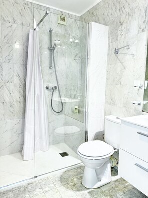 Douche, sèche-cheveux, serviettes fournies