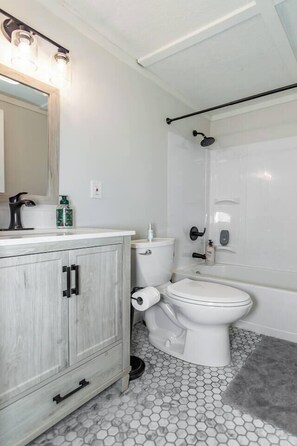 Serviettes fournies, savon, shampooing, papier de toilette