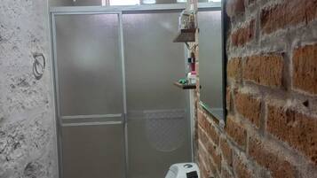 Regadera, toallas, jabón, papel de baño