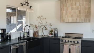 Oven, stovetop, dishwasher